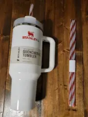 Stanley The Quencher H2.0 Flowstate Tumbler 40 OZ Mistletoe Twist & 2 Straws