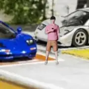 1/64 Figure Man Playing Phone Scene Resin Handpainted Photography Collection