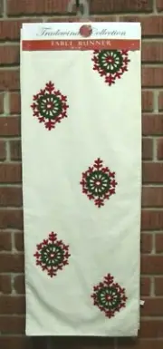 TRADEWINDS COLLECTION RED GREEN CREWEL STITCH CHRISTMAS TABLE RUNNER