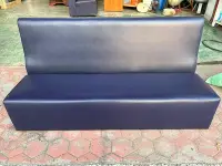 在飛比找Yahoo!奇摩拍賣優惠-【全國二手傢具】質感藍色三人座皮革沙發 二手家具/等候椅/皮