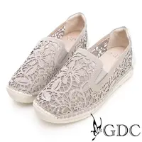 在飛比找momo購物網優惠-【GDC】爆賣款花朵簍空鑲鑽懶人休閒鞋-銀色(814648)