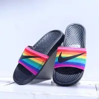 在飛比找Yahoo!奇摩拍賣優惠-NIKE BENASSI JDI BETRUE LGBT 彩