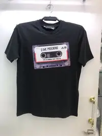 在飛比找Yahoo!奇摩拍賣優惠-Love Moschino 黑白兩色 錄音帶 圖案 圓領T恤