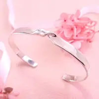 在飛比找momo購物網優惠-【ART64】緞帶扭結C型手環 純銀手環(附品牌飾品包裝)