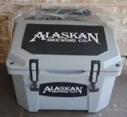 BRAND NEW-RARE "GRIZZLY "ALASKAN BREWERY HIGH QUALITY 20QT. COOLER