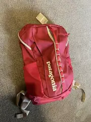 patagonia NEW black hole 25l Backpack red