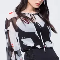 在飛比找momo購物網優惠-【iROO】滿版輪廓女人雪紡長袖上衣
