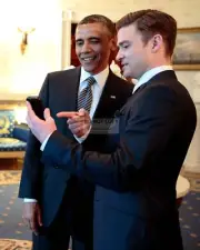 PRESIDENT BARACK OBAMA WITH MUSICIAN JUSTIN TIMBERLAKE - 8X10 PHOTO (CC-019)
