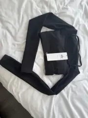 Alo Yoga Black Long Sleeve Cutout Crop Top Size XS Built- In Bra Tight Top
