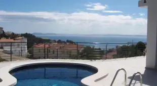 Villa piscine, vue mer et proche plage