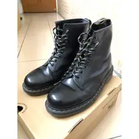 在飛比找蝦皮購物優惠-二手 正品 Dr.Martens 男8孔中筒靴