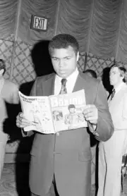 Muhammad Ali Reads The Boxing Magazine 1978 Old Boxing Photo