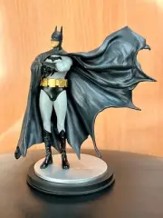 BATMAN THE DARK CRUSADER limited edition STATUE 1309/5000 and DISPLAY CASE & BOX