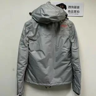 跩狗嚴選 極度乾燥 Superdry Yachter 最新經典 女款 MTN 冒險魂 遊艇夾克 風衣 外套 防風 鋪棉 保暖 淺灰 螢光橘