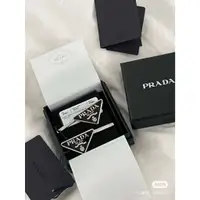 在飛比找蝦皮購物優惠-♚KK SHOP♚ 預購 PRADA 金屬髮夾 IF051_