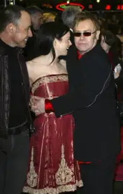 Renee Zellweger musician Elton John and his partner David Furnish- 2004 Photo 4