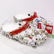 Crocs Unisex-Adult Classic Peanuts Snoopy Clog 208629-94S Sizes 7-12 Brand NEW!