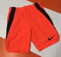在飛比找Yahoo!奇摩拍賣優惠-Nike 兒童運動短褲 運動褲 大童運動褲 100%聚酯纖維