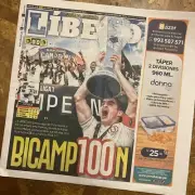 Peru Universitario De Deportes Periódicos Centenario Crema Fútbol Diario LIBERO