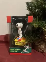Peanuts Snoopy Christmas Poseable Clip-on Figure Christmas Decorations 2012 NIB