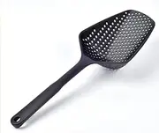Kitchen Nylon Strainer Scoop Colander, Skimmer Spoon with Long Handle, Drain Shovel Strainers, Water Leaking Shovels Ice Shovel Colanders (Black)