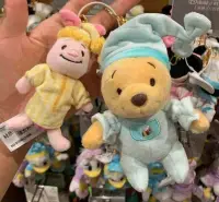 在飛比找Yahoo!奇摩拍賣優惠-上海迪士尼樂園  小熊維尼與小豬皮傑 睡衣款毛絨娃娃 玩偶吊