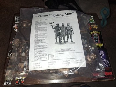 Three Fighting Men model kit 1/10