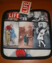 Time Life V-J DAY Kiss in Times Square Sailor & Nurse Oven Mitt Hotpad Potholder
