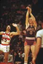 Dick Van Arsdale Phoenix Suns shoots over Phil Chenier Washington- 1974 Photo