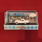 1:64 Motormax 1956 Ford Thunderbird Bank & Accessories Diorama American Grafitti