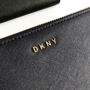 美國百分百【全新真品】DKNY 皮夾 長夾 手拿包 女包 皮革 錢包 證件 女包 精品 logo 深藍/黑色 I467