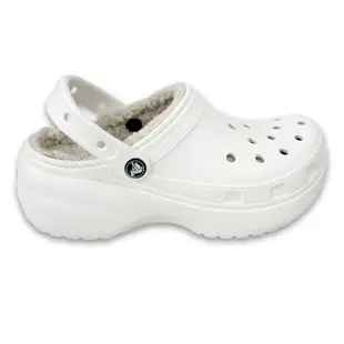 Crocs 卡駱馳 軟毛絨雲朵克駱格 女 白色 暖棉內裡 秋冬加絨保暖洞洞鞋 厚底涼鞋 鯨魚鞋 包頭防水拖鞋 輕量 增高 207938-100