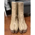 （完售）MAISON MARGIELA TABI奶茶色楔形靴