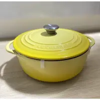 在飛比找蝦皮購物優惠-Le Creuset 22cm 鑄鐵鍋 黃 鋼頭 內鍋白 L