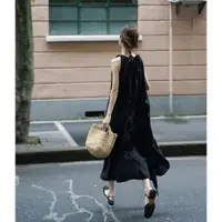 在飛比找ETMall東森購物網優惠-黑色女夏氣質設計感吊帶連衣裙