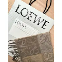 在飛比找蝦皮購物優惠-Loewe 圍巾現貨