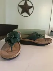 Clarks Artisan Sandals Womens 9M Latin Samba Flower Slip On Thong Teal Leather