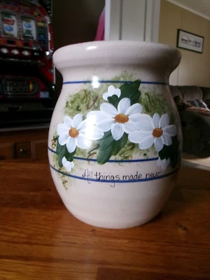 Yesteryears Pottery Hand Turned Flower Design Vase
