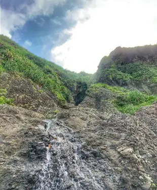 台灣綠島半日遊 | 綠島藍洞秘境跳水&瀑布&彎弓洞