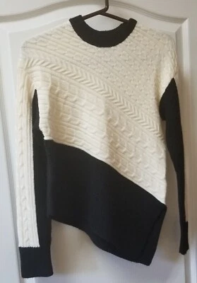 LADIES EXPRESS BLACK AND WHITE KNIT LONG SLEEVE TOP MEDIUM