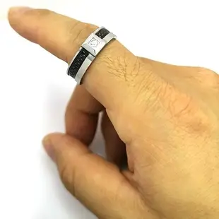 《 QBOX 》FASHION 飾品【R10022551】精緻個性格紋方形鑲鑽鈦鋼戒指/戒環