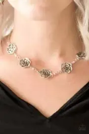 Necklace Paparazzi- Rosebud Rapture- Silver - Flowers- Roses