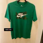 【SIMPLE SHOP】NIKE CLUB 插圖 短袖 手抓 雲端 閃電 運動短袖 綠色 FZ5420-365