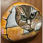 手繪可愛貓咪的石頭畫