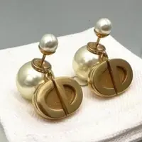 在飛比找蝦皮商城優惠-Dior Tribales 金色飾面金屬和白色樹脂珍珠耳環