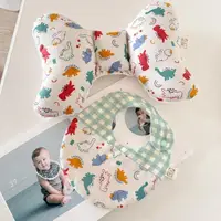 在飛比找momo購物網優惠-【Lianne baby】萌Q恐龍嬰兒禮物兩件組蝴蝶枕圍兜 
