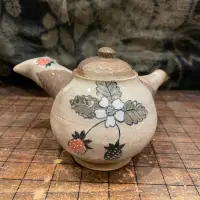 在飛比找蝦皮購物優惠-日本陶製特色造型側把壺 草莓卉圖