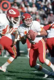 Tony Adams Kansas City Chiefs drops back to pass v the Oakland Rai- Old Photo 4