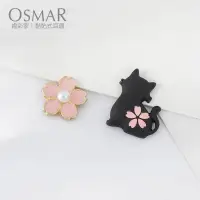 在飛比找蝦皮商城優惠-絢彩家【OSMAR】嫩粉櫻花小貓不對稱 無耳洞黏貼式耳環 附