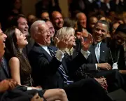 PRESIDENT BARACK OBAMA & JOE BIDEN REACT TO JAMIE FOXX JOKE 8X10 PHOTO (ZY-568)